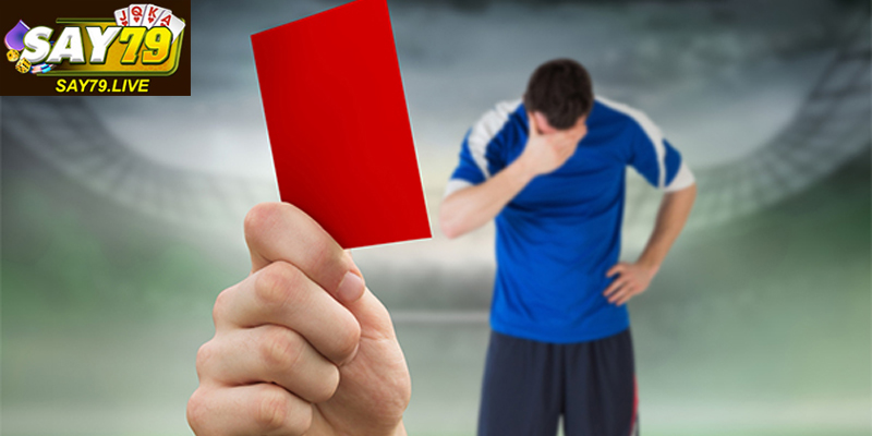 Thẻ đỏ buộc cầu thủ phải rời sân ngay lập tức